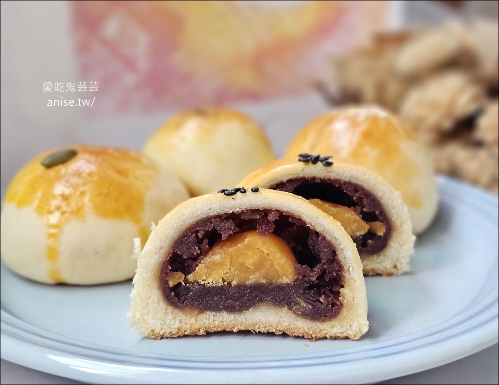 Miss V Bakery 司康月餅，烏魚子綠豆椪、紅豆蛋黃、芝麻麻糬、奶黃軟心，創意月餅超受歡迎