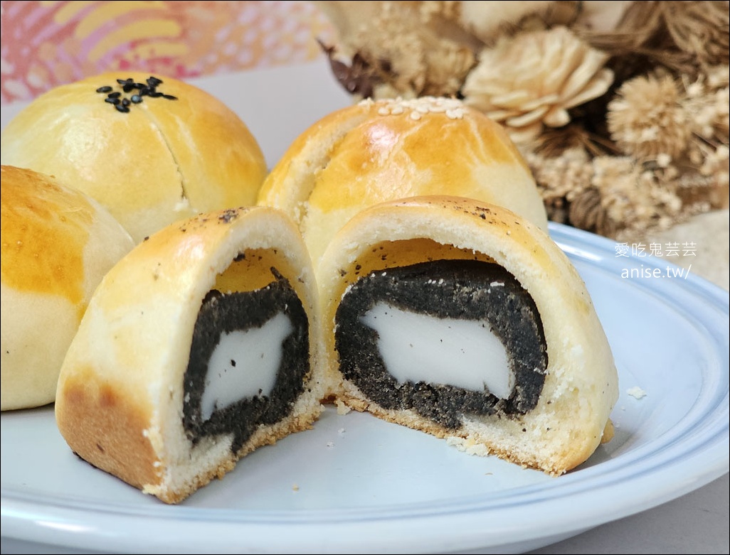 Miss V Bakery 司康月餅，烏魚子綠豆椪、紅豆蛋黃、芝麻麻糬、奶黃軟心，創意月餅超受歡迎