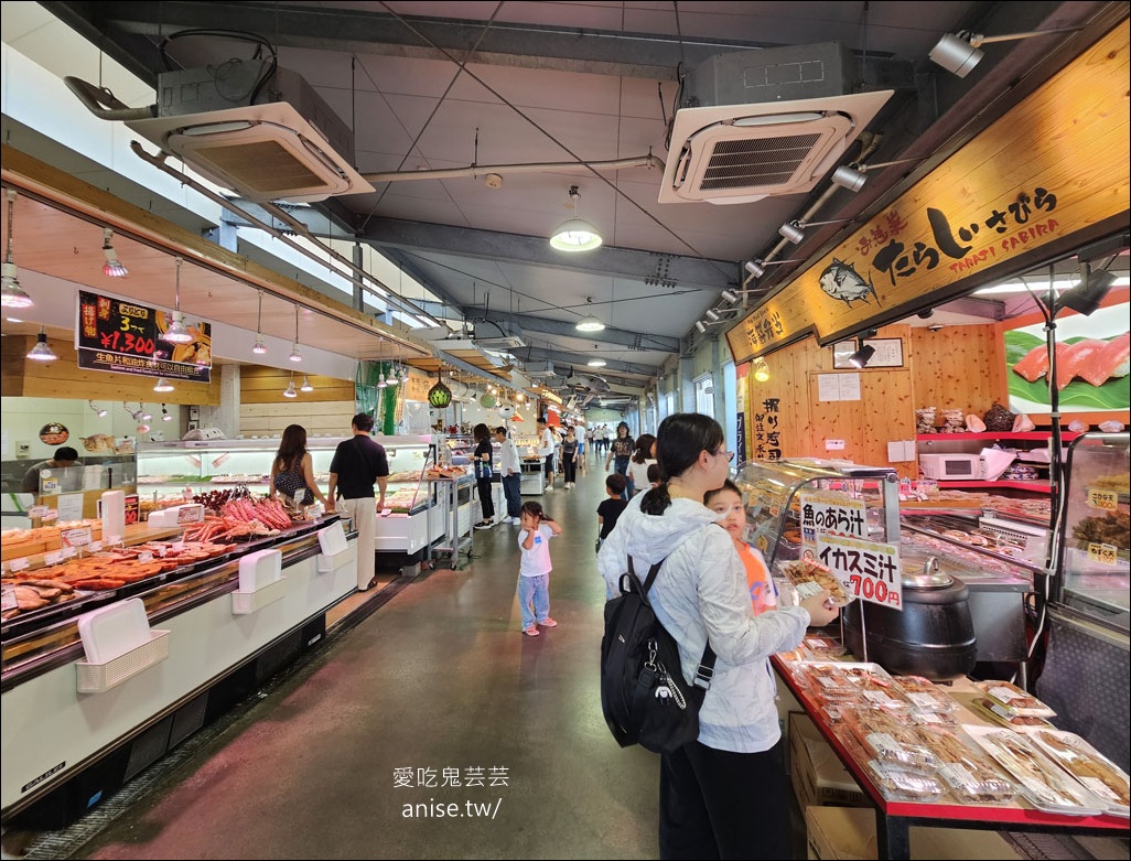 糸滿魚市場@沖繩海鮮，各式各樣海鮮，瘋狂拿是不用錢逆？