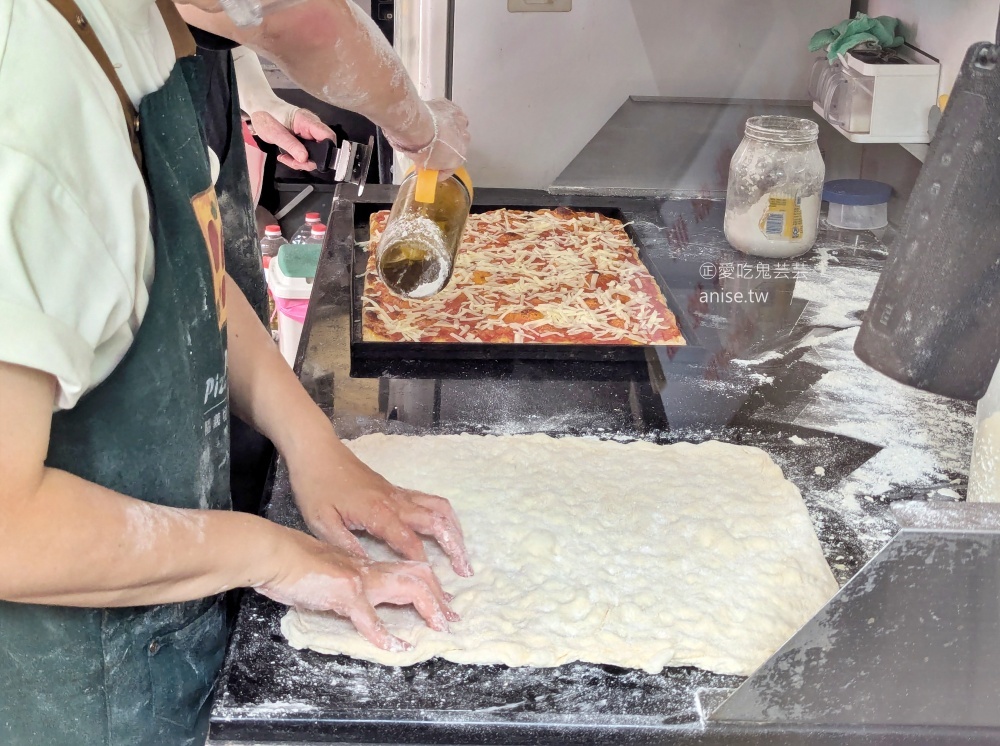 Pizza power，貌不驚人的香腸披薩卻是意外的好吃，中和廟口美食(姊姊食記)