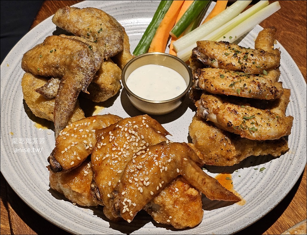 GumGum EGG -剛剛小巨蛋，啤酒雞翅專門店 @愛吃鬼芸芸