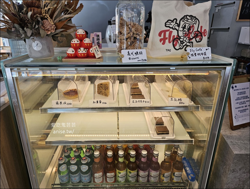 Fly Cafe 敦北店(長庚醫院後方)，肉桂捲和西西里咖啡還是得蒼蠅哥啊！(台北不限時咖啡廳)