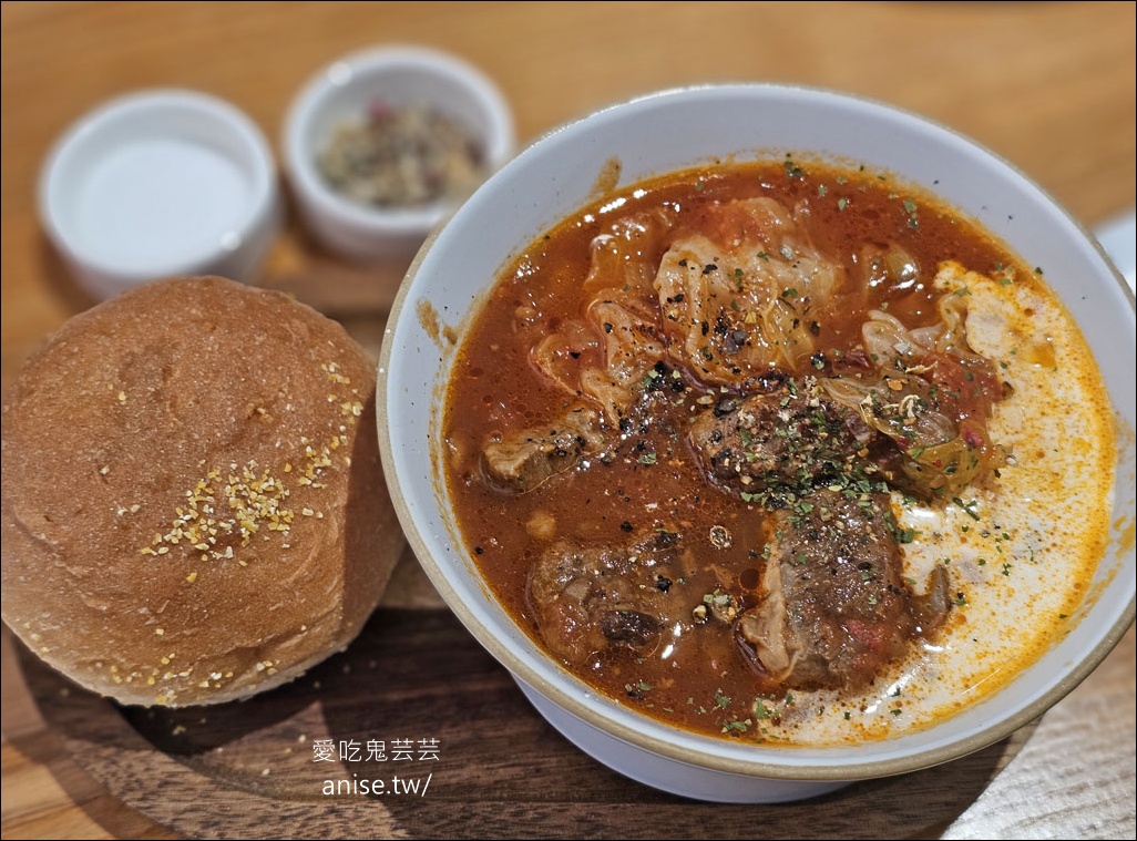 Fly Cafe 敦北店(長庚醫院後方)，肉桂捲和西西里咖啡還是得蒼蠅哥啊！(台北不限時咖啡廳)