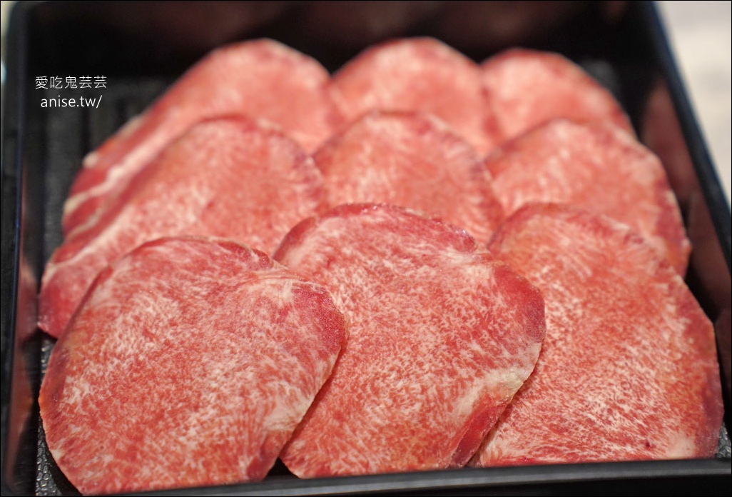 肉次方 燒肉放題 | 燒肉店也有壽喜燒吃到飽？還添加貴族糖果金平糖，原塊牛排務必吃好吃滿！