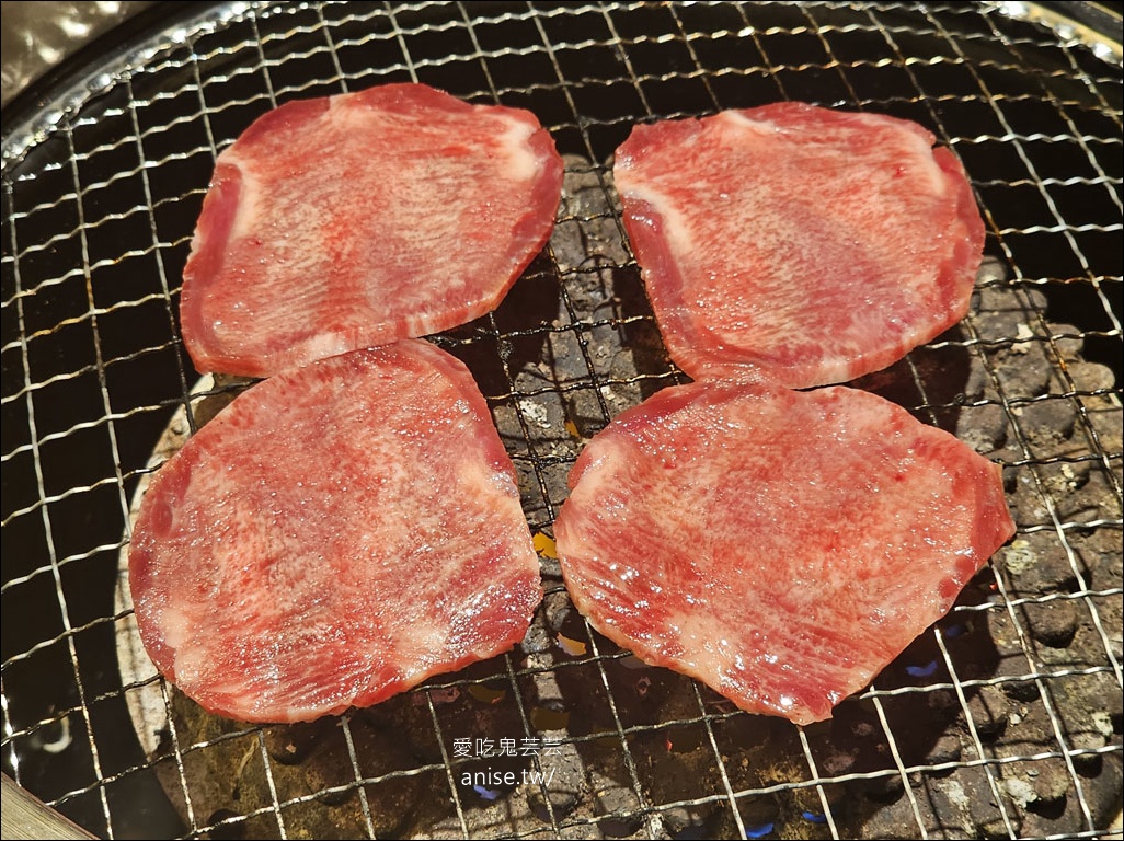 肉次方 燒肉放題 | 燒肉店也有壽喜燒吃到飽？還添加貴族糖果金平糖，原塊牛排務必吃好吃滿！