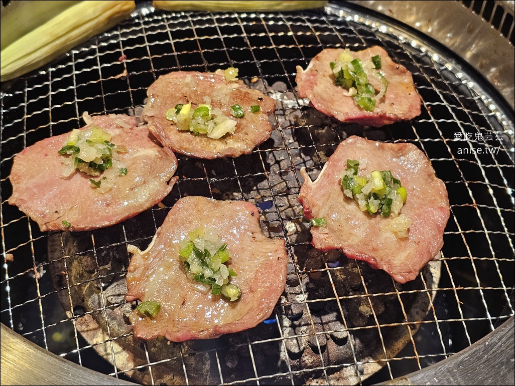 肉次方 燒肉放題 | 燒肉店也有壽喜燒吃到飽？還添加貴族糖果金平糖，原塊牛排務必吃好吃滿！