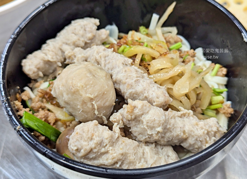 土城清水橋頭麵店，老客人都直接點全套，碗粿滿滿菜圃也很讚(姊姊食記)