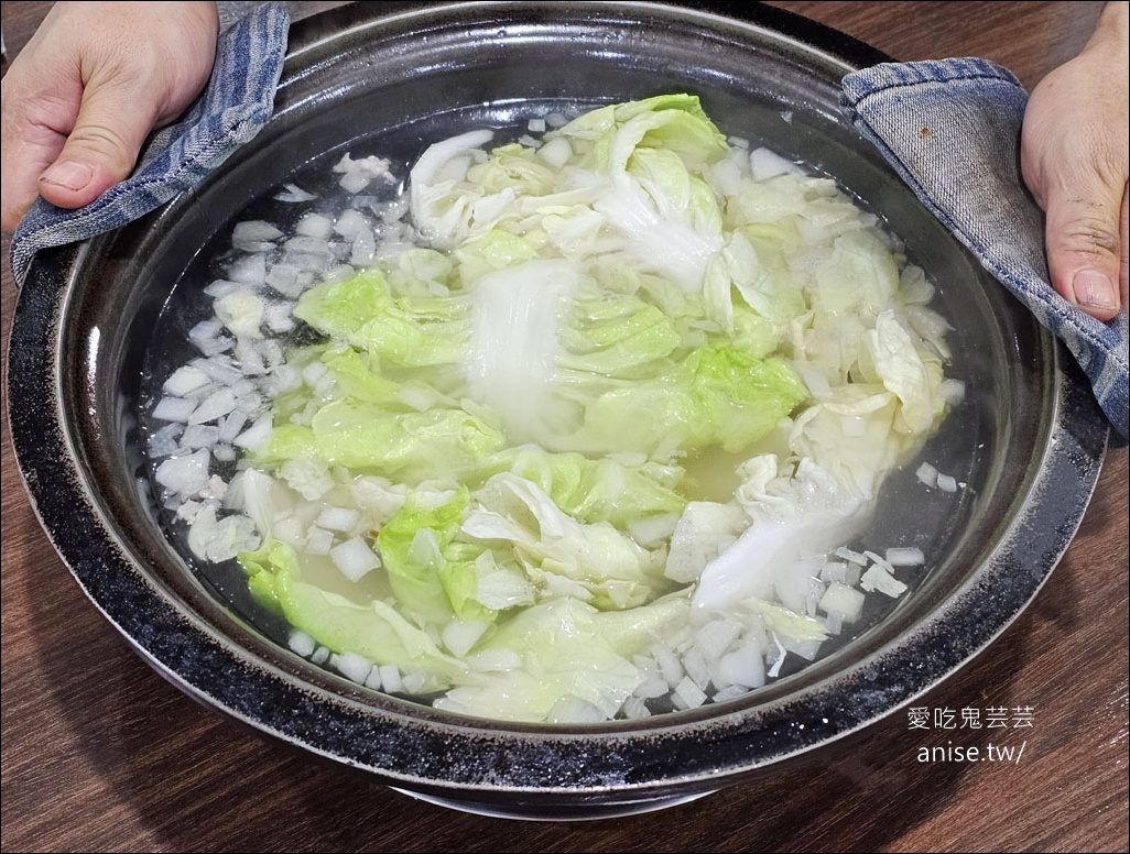 福緣火鍋，生意好到平日下午都要排隊(平日可預約)，還有隱藏版熱炒！