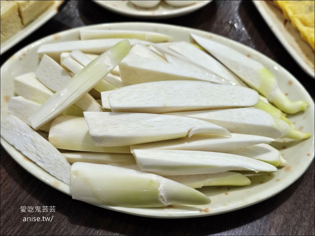 福緣火鍋，生意好到平日下午都要排隊(平日可預約)，還有隱藏版熱炒！