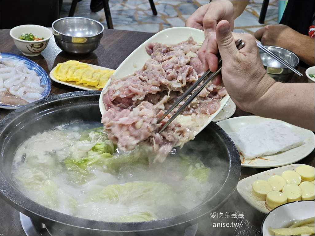 福緣火鍋，生意好到平日下午都要排隊(平日可預約)，還有隱藏版熱炒！