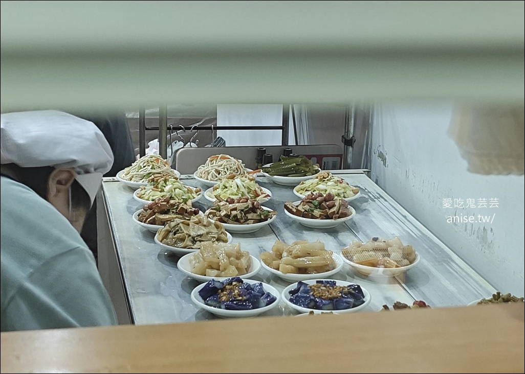 張記韭菜水煎包，小菜請點一條龍(毆)，每年也只有他敢放寒暑假！