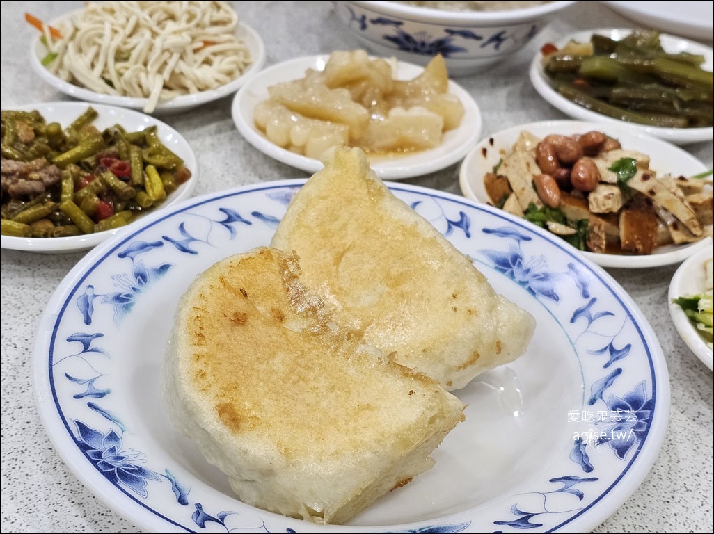 張記韭菜水煎包，小菜請點一條龍(毆)，每年也只有他敢放寒暑假！