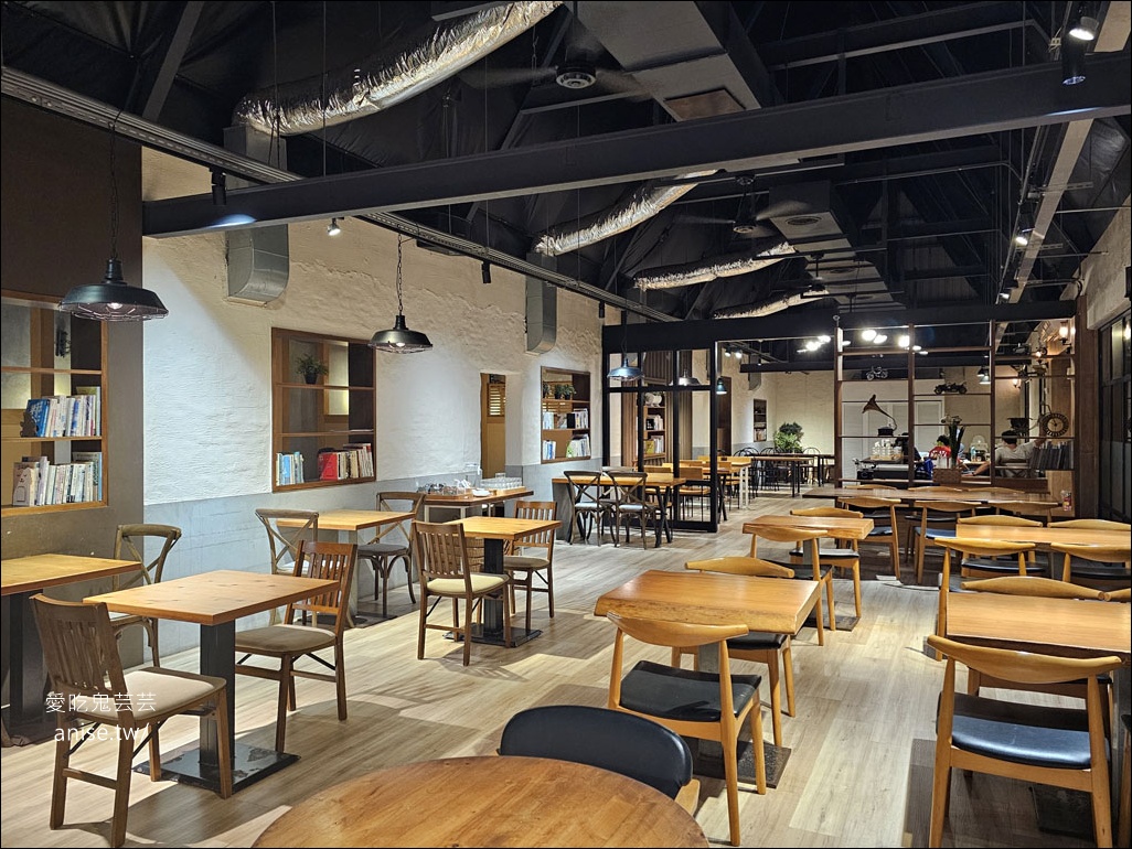 里海咖啡 (里海 cafe’) | 大角蝦、紅喉，還有難得一見的雪鯰！海鮮火鍋也好好吃 (寵物友善)