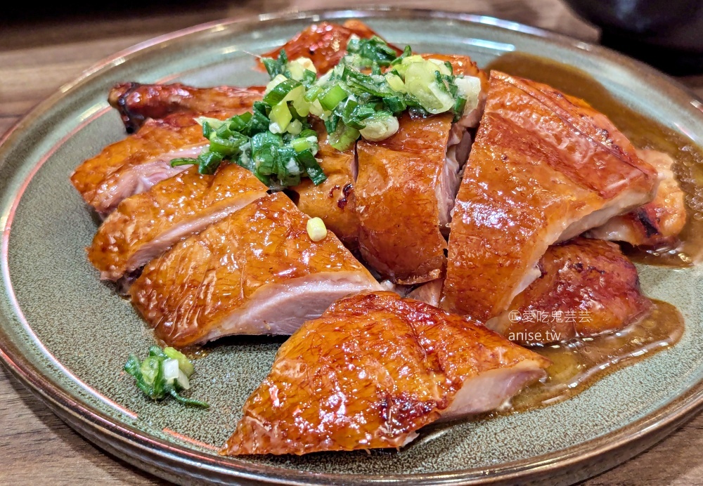 九記何燒臘，還沒開門就排隊，晚來買不到脆皮燒肉，松江南京站美食(姊姊食記)