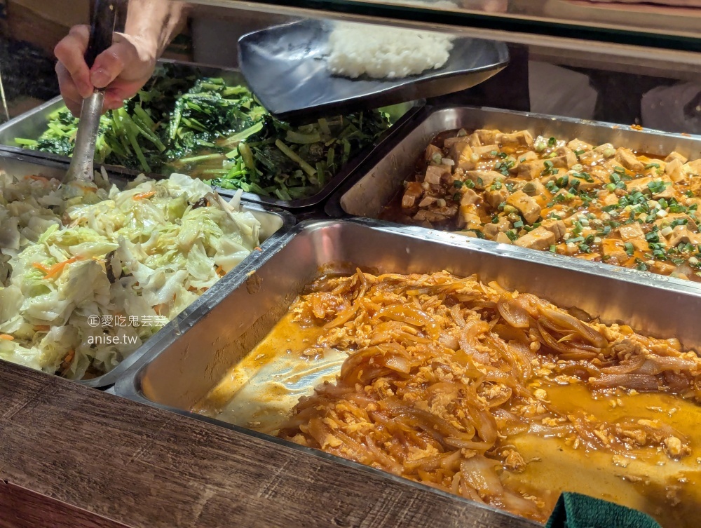 九記何燒臘，還沒開門就排隊，晚來買不到脆皮燒肉，松江南京站美食(姊姊食記)