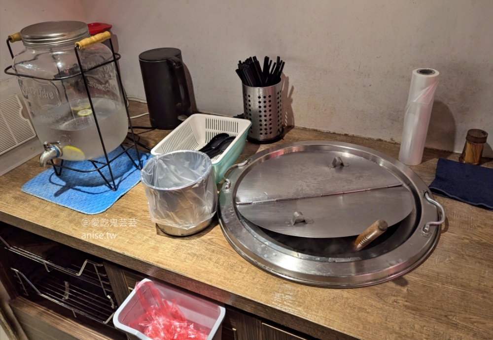 九記何燒臘，還沒開門就排隊，晚來買不到脆皮燒肉，松江南京站美食(姊姊食記)