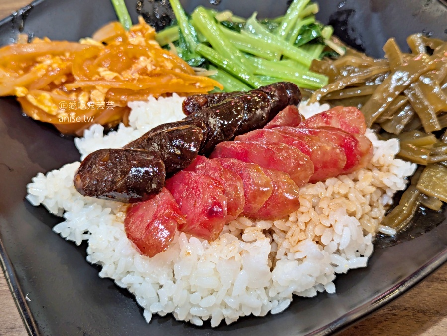 九記何燒臘，還沒開門就排隊，晚來買不到脆皮燒肉，松江南京站美食(姊姊食記)