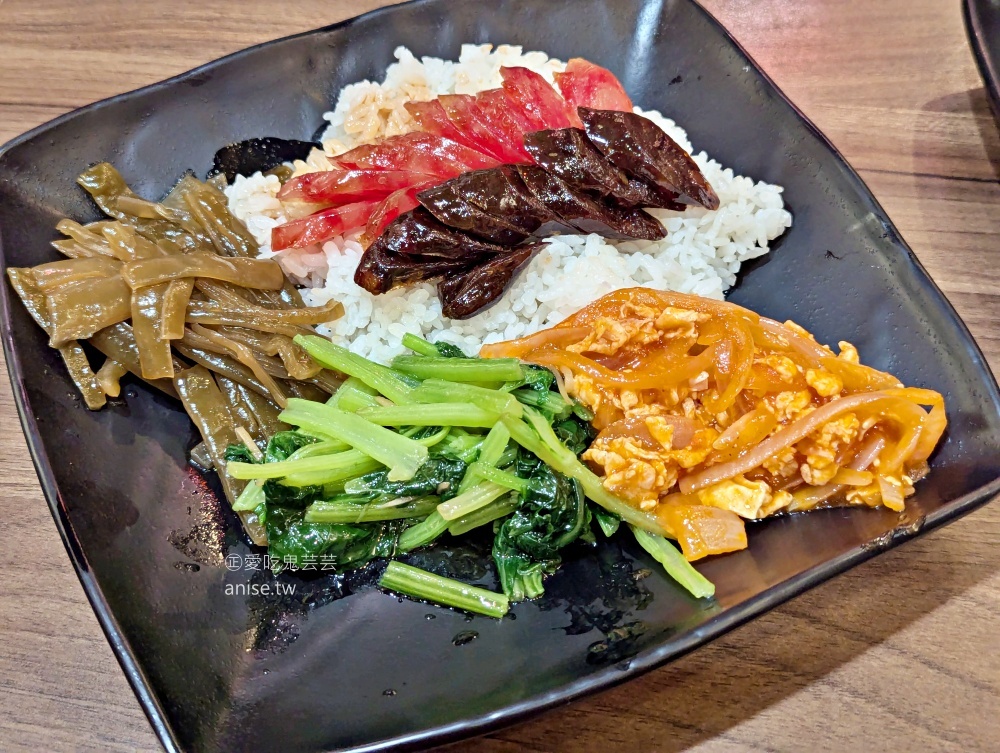 九記何燒臘，還沒開門就排隊，晚來買不到脆皮燒肉，松江南京站美食(姊姊食記)