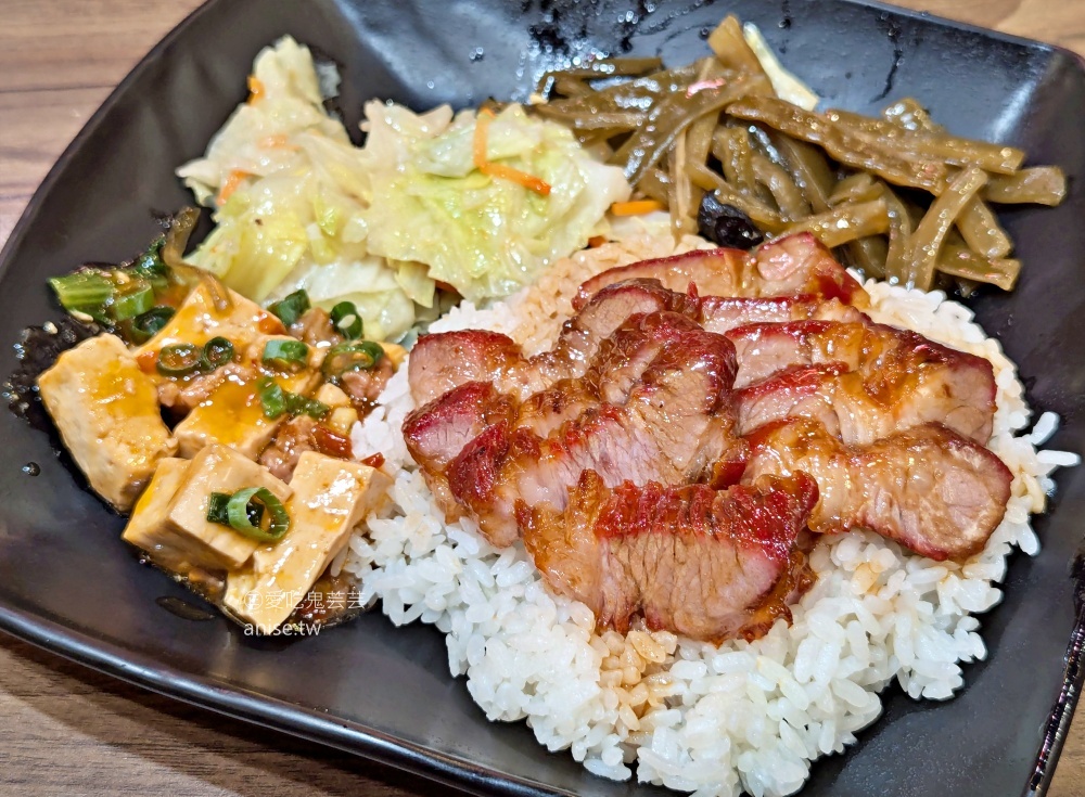 九記何燒臘，還沒開門就排隊，晚來買不到脆皮燒肉，松江南京站美食(姊姊食記)