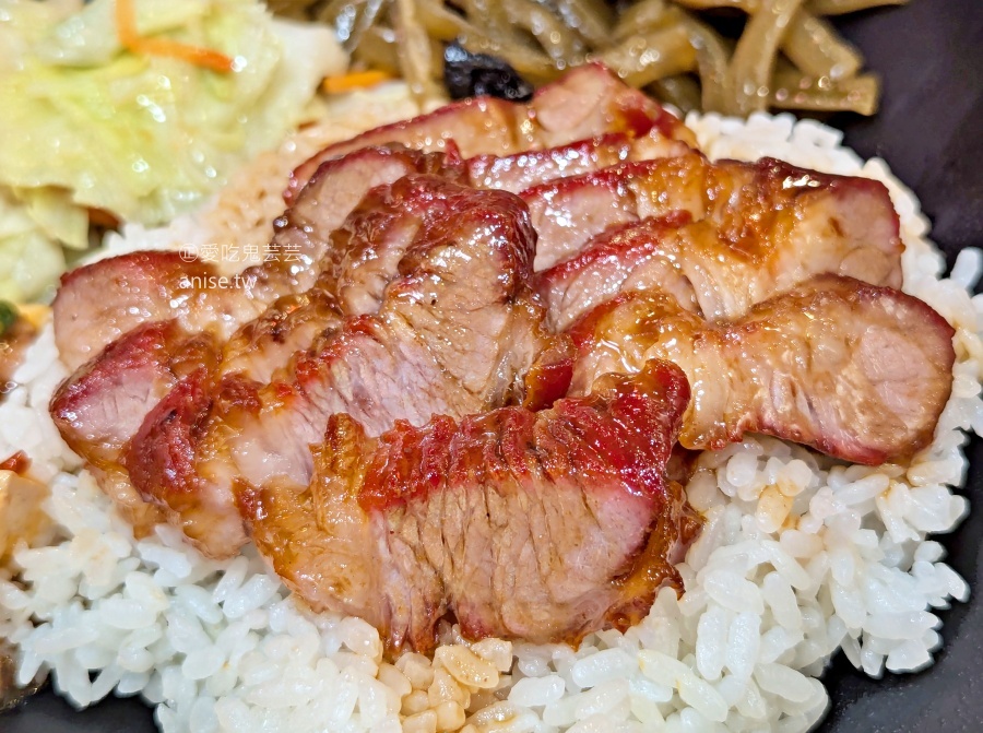 九記何燒臘，還沒開門就排隊，晚來買不到脆皮燒肉，松江南京站美食(姊姊食記)