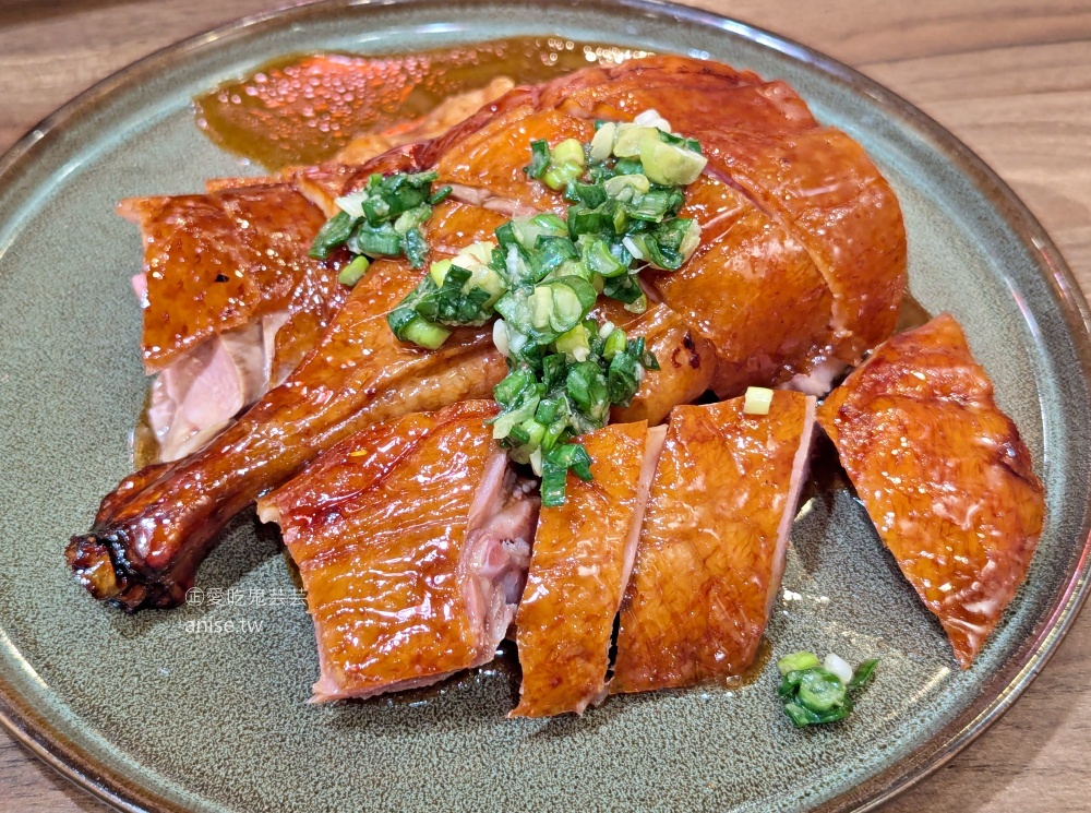 九記何燒臘，還沒開門就排隊，晚來買不到脆皮燒肉，松江南京站美食(姊姊食記)