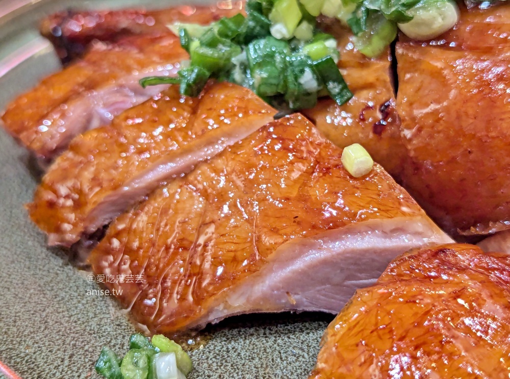 九記何燒臘，還沒開門就排隊，晚來買不到脆皮燒肉，松江南京站美食(姊姊食記) @愛吃鬼芸芸