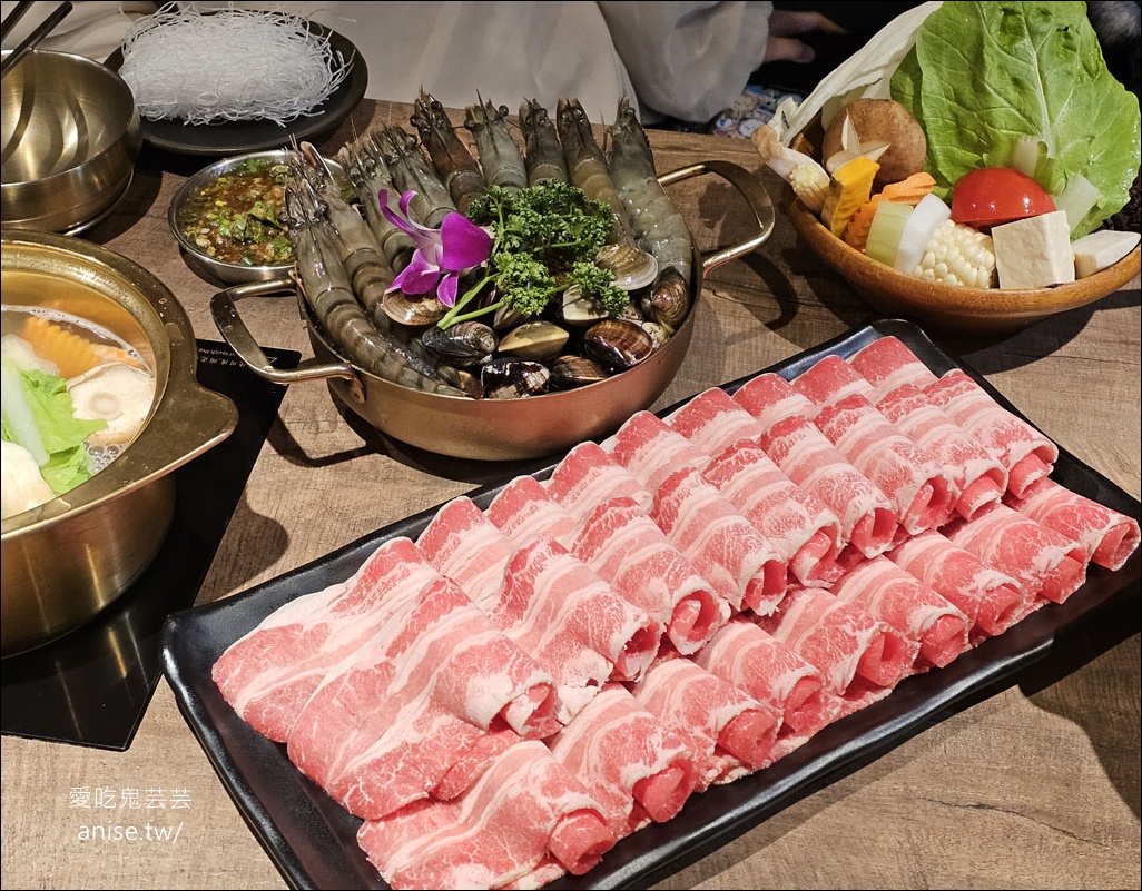 金鍋盃，甘蔗湯頭清甜小火鍋，料好實在、寵物友善(文末菜單) @愛吃鬼芸芸