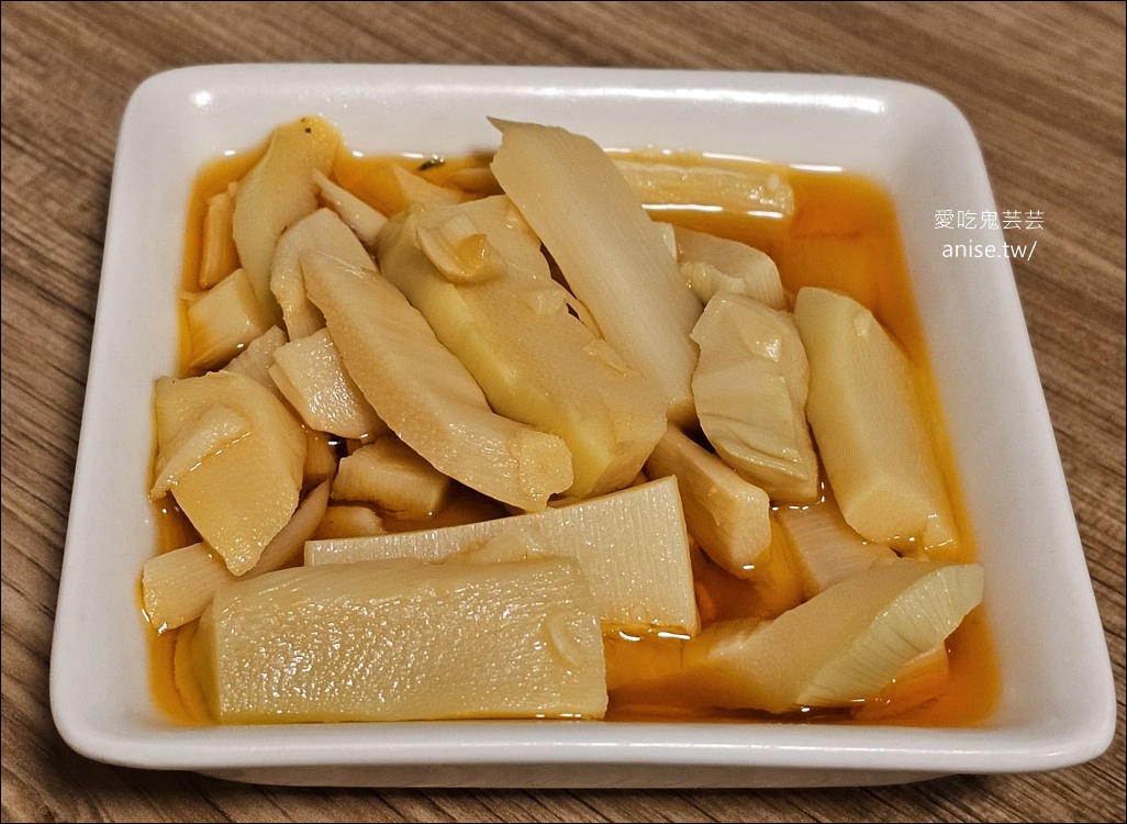 川味麵典，激推肋排牛腩麵+花干，份量超大好吃又過癮