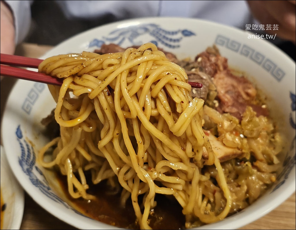 川味麵典，激推肋排牛腩麵+花干，份量超大好吃又過癮