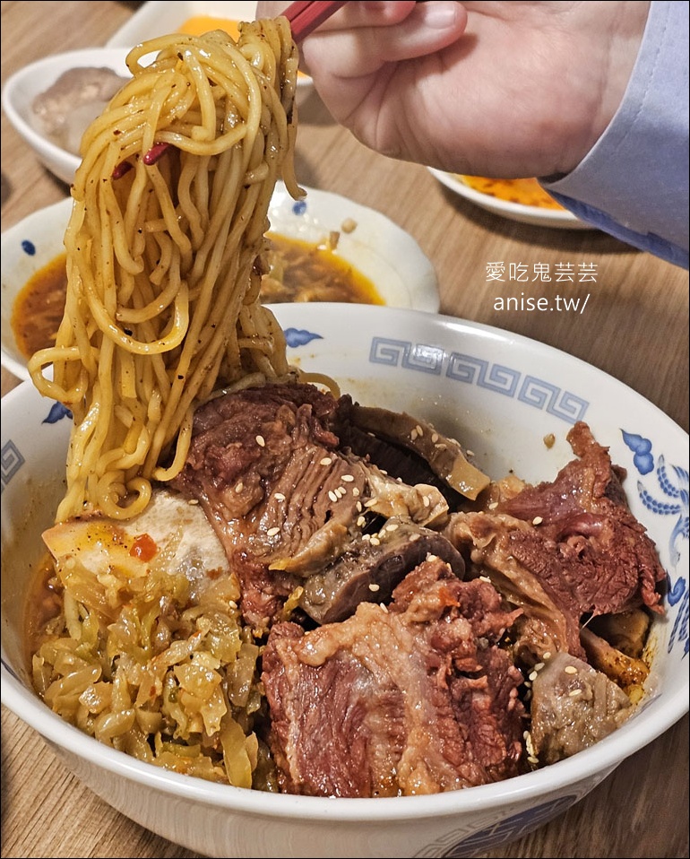 川味麵典，激推肋排牛腩麵+花干，份量超大好吃又過癮 @愛吃鬼芸芸