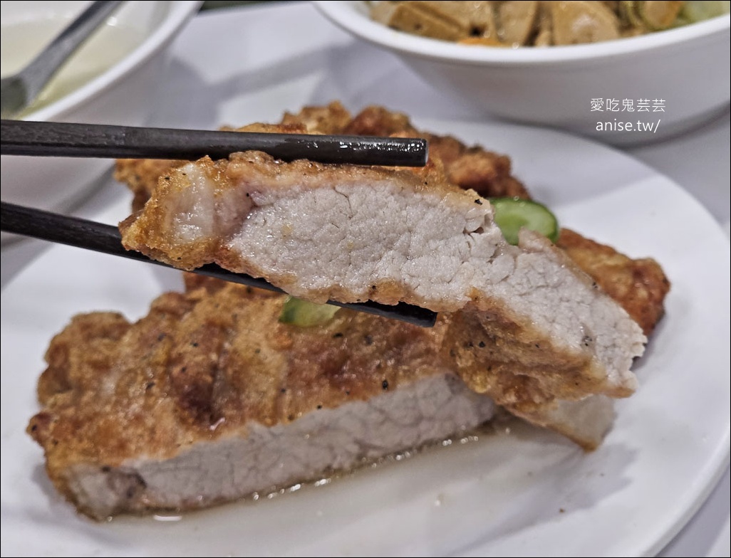 金園排骨萬年店，超過一甲子的超厚排骨老店，從小吃到大！ @愛吃鬼芸芸