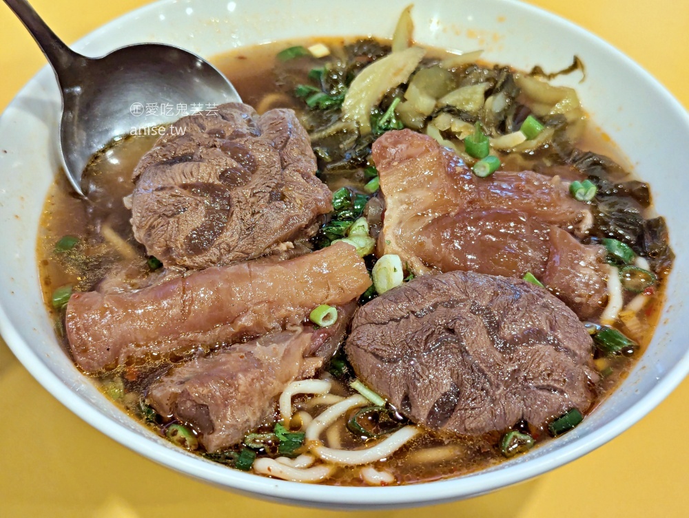 龍記牛肉麵，招牌牛三寶晚來吃不到，宜蘭頭城美食(姊姊食記)