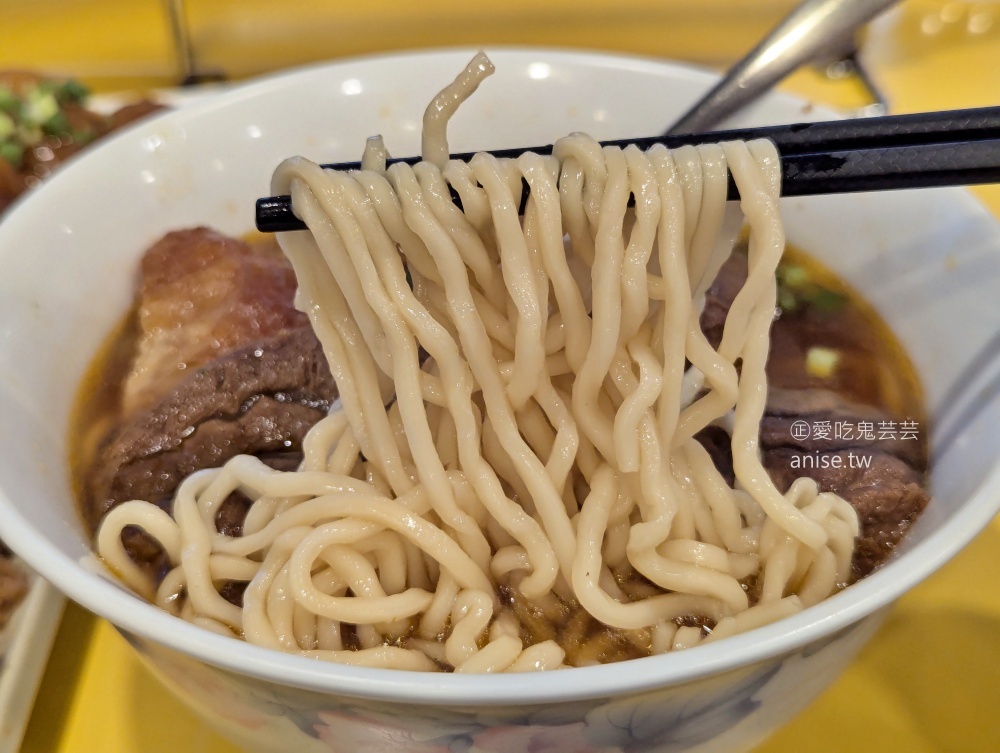 龍記牛肉麵，招牌牛三寶晚來吃不到，宜蘭頭城美食(姊姊食記)