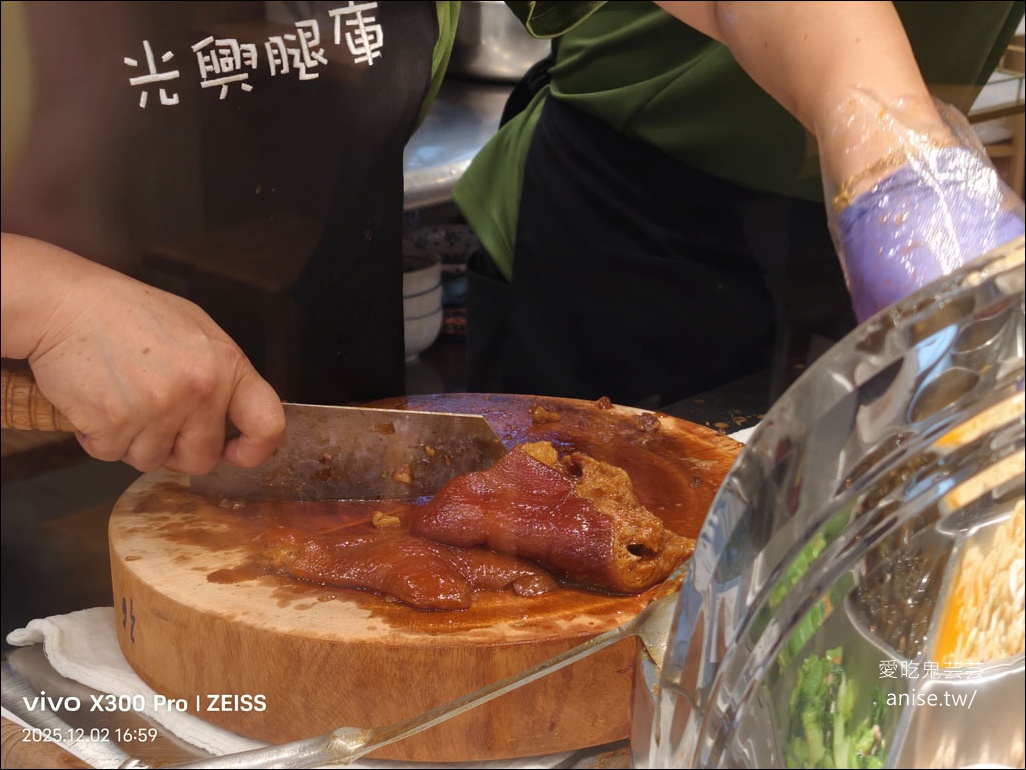 光興腿庫搬新家！三重美味便當我的愛，記得要點豬腳和大腸欸！
