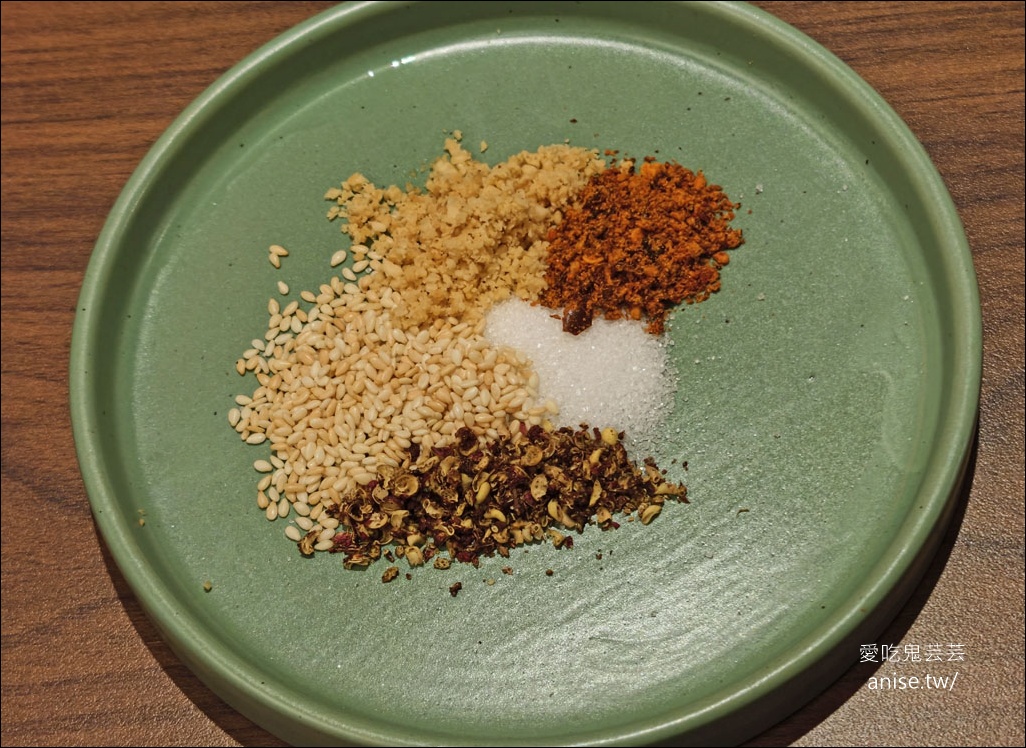 馮校長老火鍋台灣首店，成都爆紅火鍋店，日均翻桌15輪，排隊5小時，連黃仁勳都吃過！