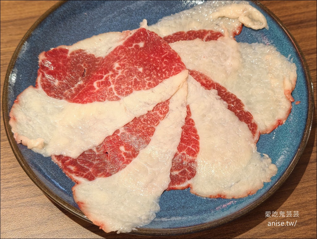 馮校長老火鍋台灣首店，成都爆紅火鍋店，日均翻桌15輪，排隊5小時，連黃仁勳都吃過！