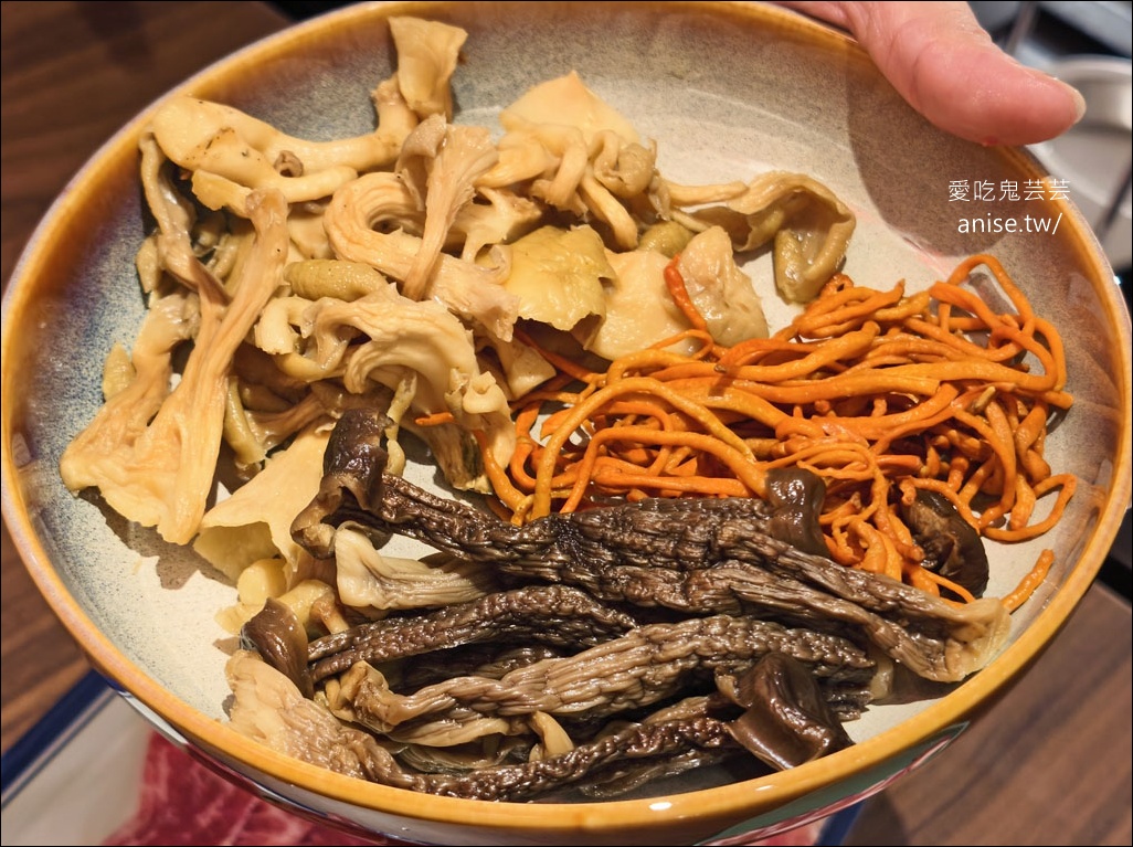 馮校長老火鍋台灣首店，成都爆紅火鍋店，日均翻桌15輪，排隊5小時，連黃仁勳都吃過！