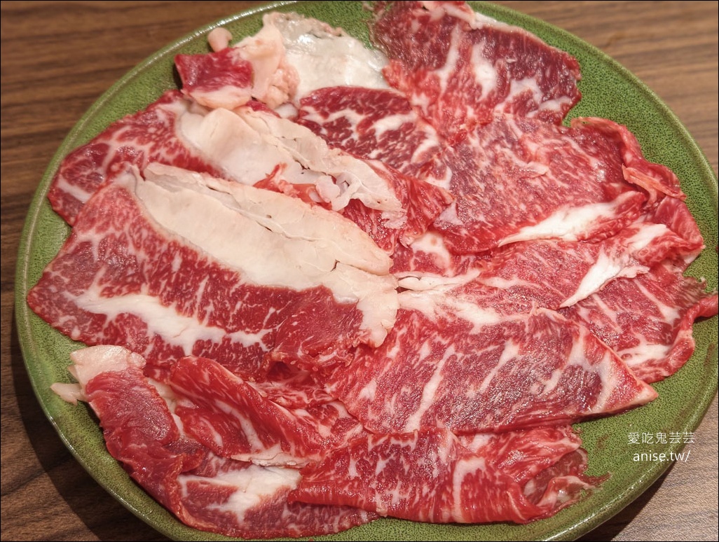 馮校長老火鍋台灣首店，成都爆紅火鍋店，日均翻桌15輪，排隊5小時，連黃仁勳都吃過！