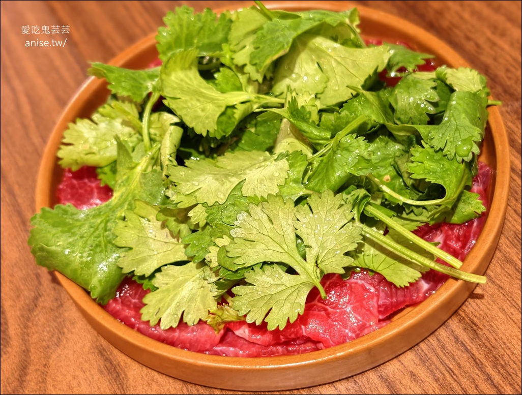 馮校長老火鍋台灣首店，成都爆紅火鍋店，日均翻桌15輪，排隊5小時，連黃仁勳都吃過！