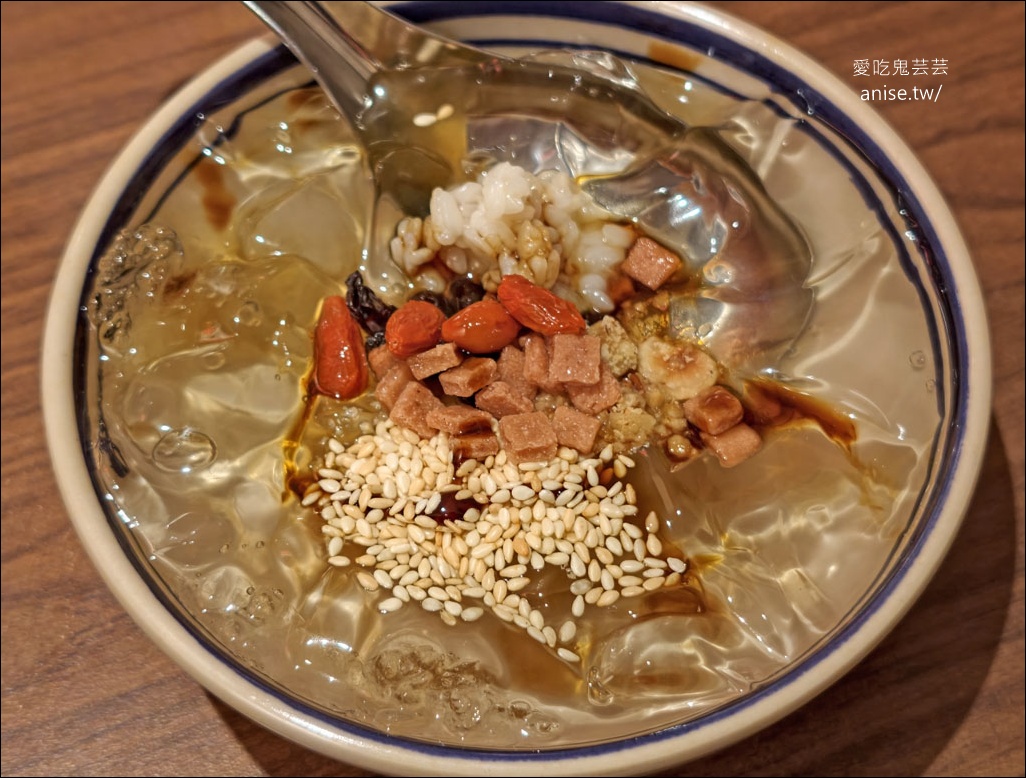 馮校長老火鍋台灣首店，成都爆紅火鍋店，日均翻桌15輪，排隊5小時，連黃仁勳都吃過！