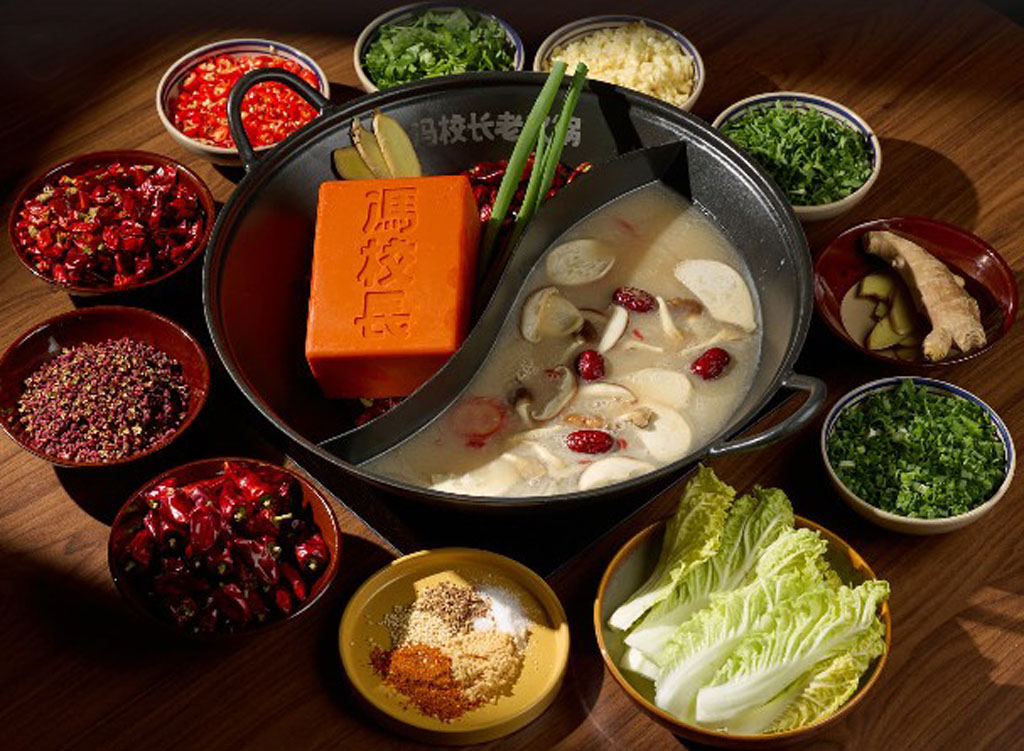 網站近期文章：馮校長老火鍋台灣首店，成都爆紅火鍋店，日均翻桌15輪，排隊5小時，連黃仁勳都吃過！