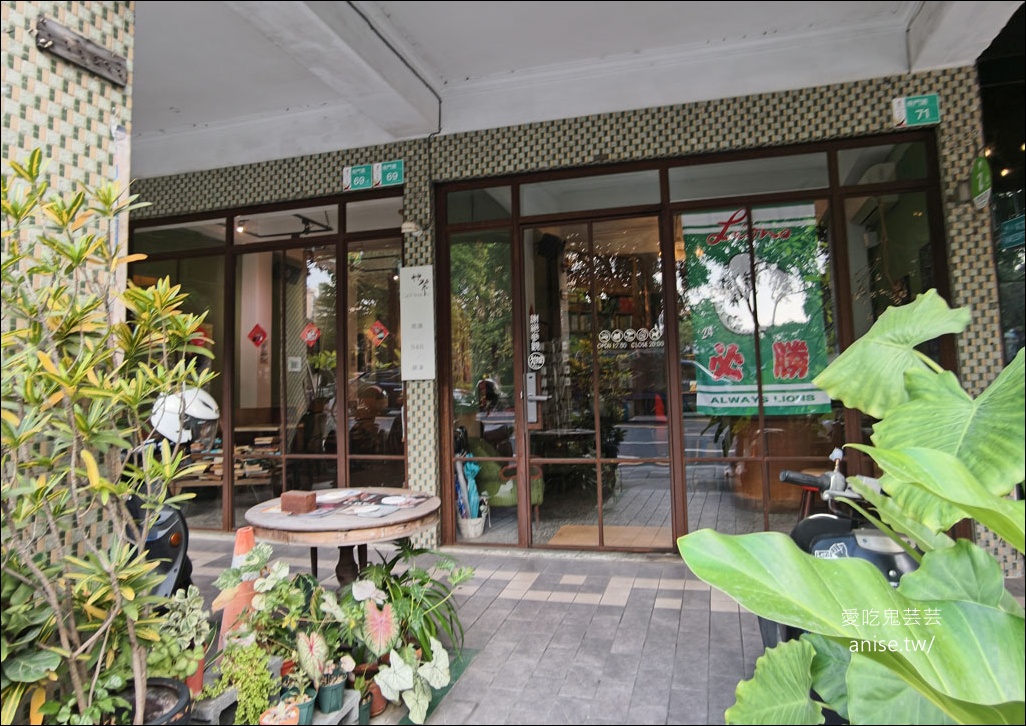 台南住宿 | 艸祭CaoJi Book inn ，睡在書架裡的奇妙體驗