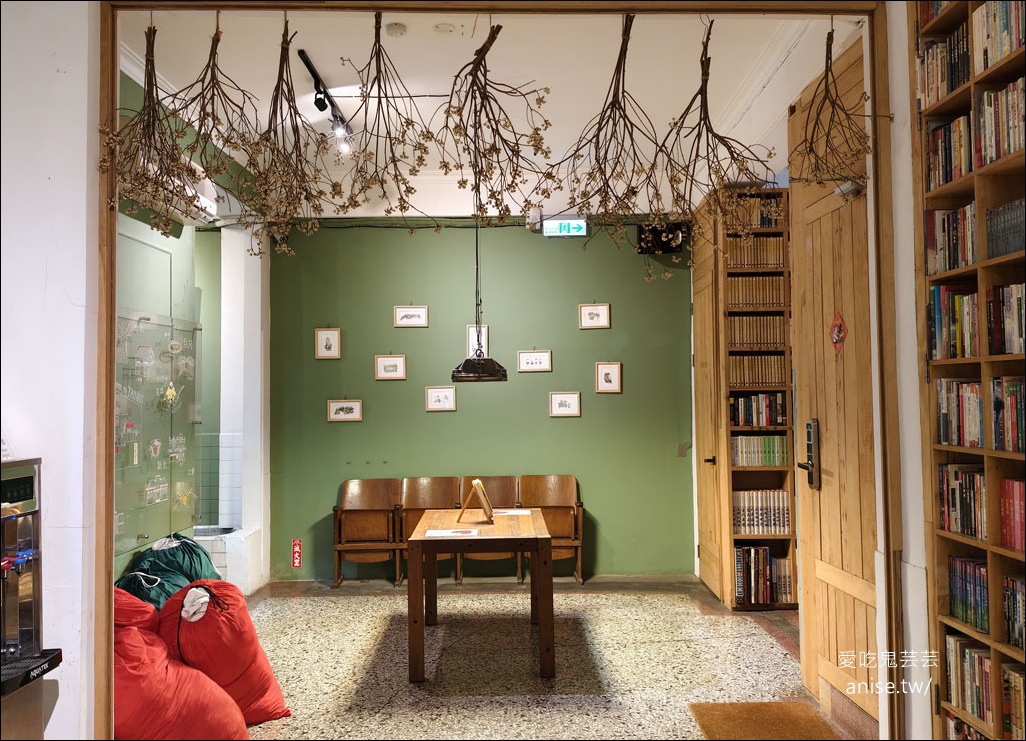 台南住宿 | 艸祭CaoJi Book inn ，睡在書架裡的奇妙體驗