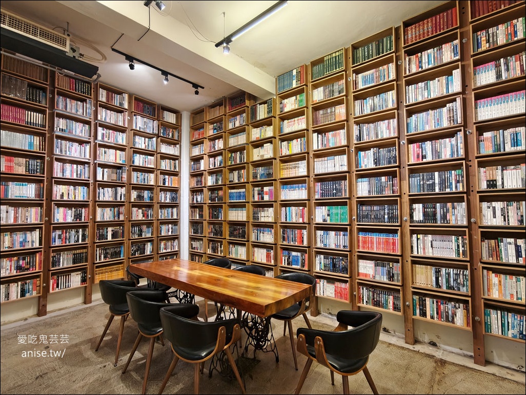 台南住宿 | 艸祭CaoJi Book inn ，睡在書架裡的奇妙體驗
