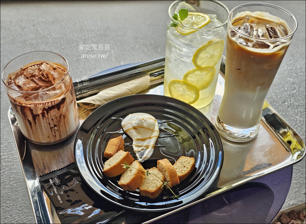 廣安里海景咖啡 | Caffeine Charger，正對廣安沙灘的無敵海景咖啡