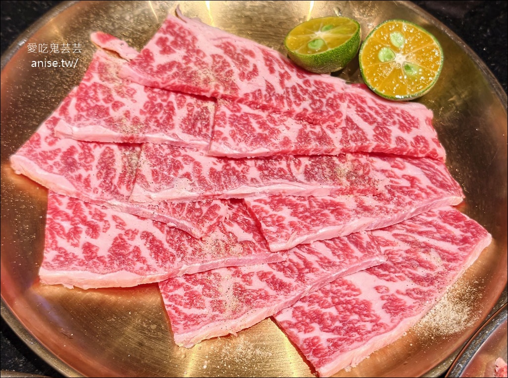 燒肉滋滋，份量驚人！全程桌邊服務超讚