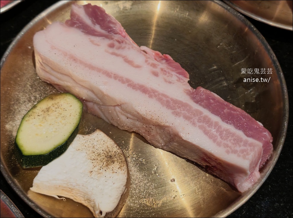 燒肉滋滋，份量驚人！全程桌邊服務超讚