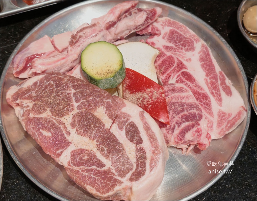 燒肉滋滋，份量驚人！全程桌邊服務超讚