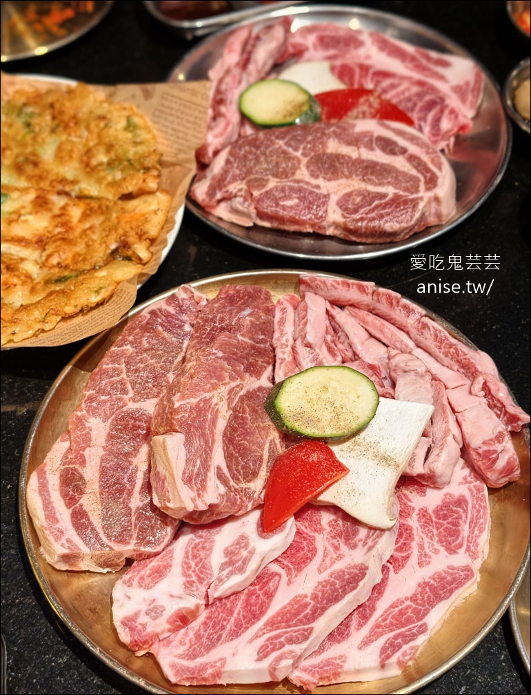 燒肉滋滋，份量驚人！全程桌邊服務超讚