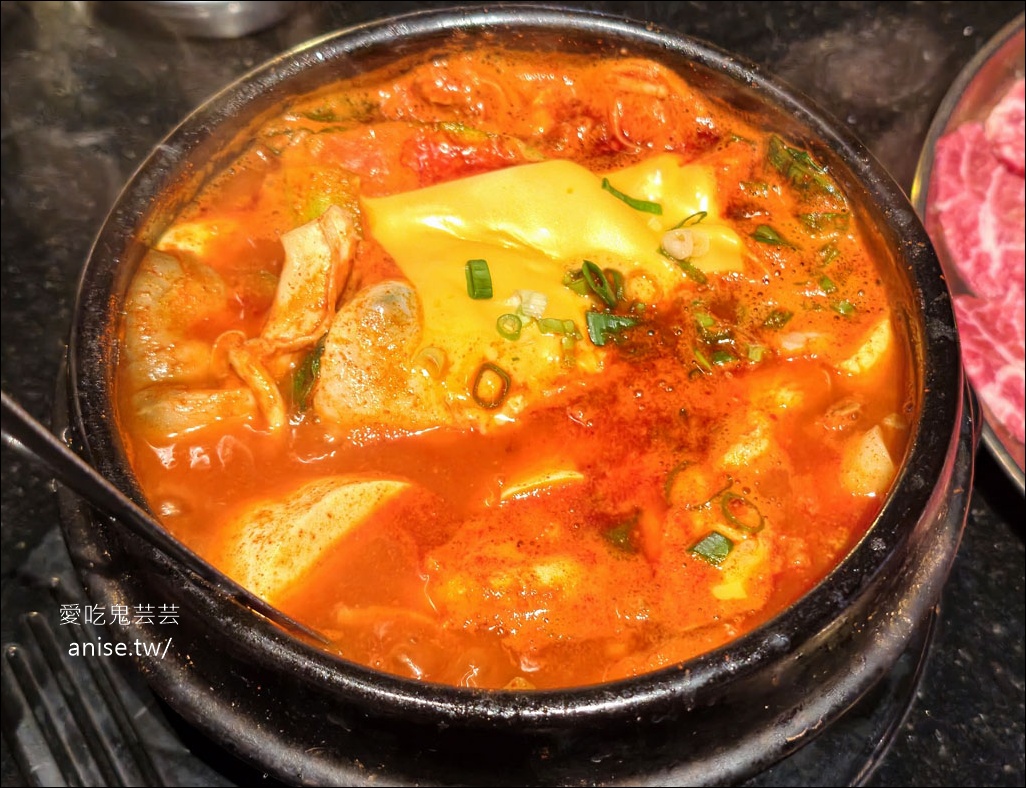 燒肉滋滋，份量驚人！全程桌邊服務超讚